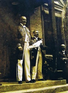 Emil Krebs (rechts) kurz vor seiner Hochzeit am 5. Februar 1913 in Shanghai. Im Vordergrund der Generalkonsul von Shanghai, von Buri, der die Vermählung vornahm.