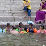 Varanasi. Schwimmunterricht im Ganges